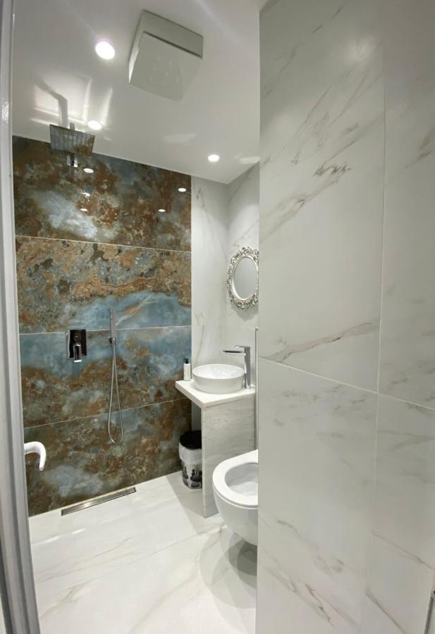 Apartament In Blloku In Front Of Taiwan تيرانا المظهر الخارجي الصورة
